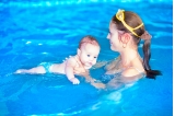 別再盲目跟風(fēng)嬰兒游泳了，小心這些潛在的危險(xiǎn)