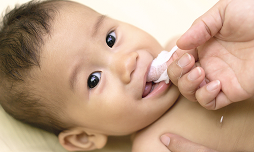 給寶寶清潔口腔，越早開始越好