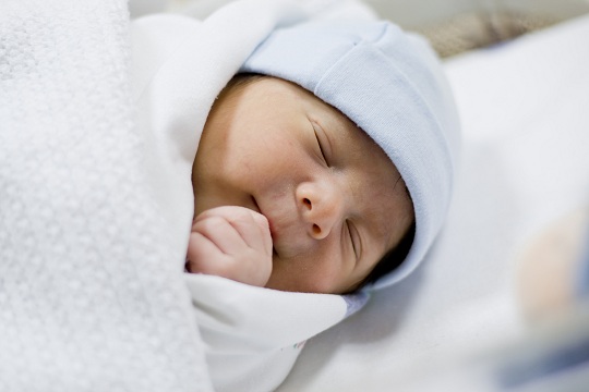 寶寶愛吃手入睡，這癮，要不要戒？